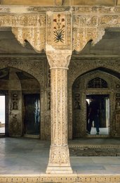 Agra;-Agra-Fort;-Architecture;-Column;-Flower;-Hardstones;-India;-Inlay;-Jasmine-tower;-Kaleidos;-Kaleidos-images;-La-parole-à-limage;-Lal-Qila;-Mughal;-Musamman-Burj;-Pietra-dura;-Sculpture;-Stories-Pictures;-Tarek-Charara;-UNESCO;-Uttar-Pradesh;-White-marble;-World-Heritage